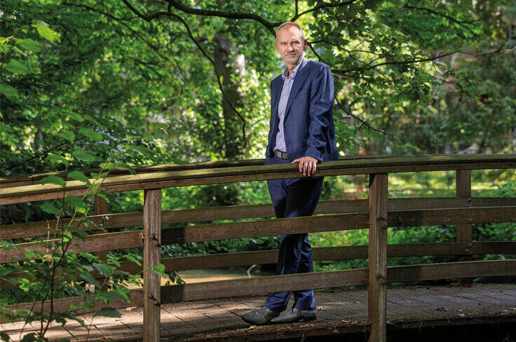 Hanno Pijl poseert in brug in bos