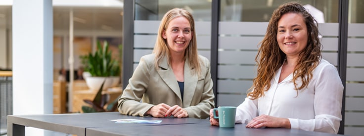 2 medewerkers van De Friesland op kantoor