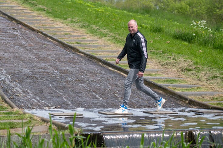 Arjan Dijk loopt bij vijver
