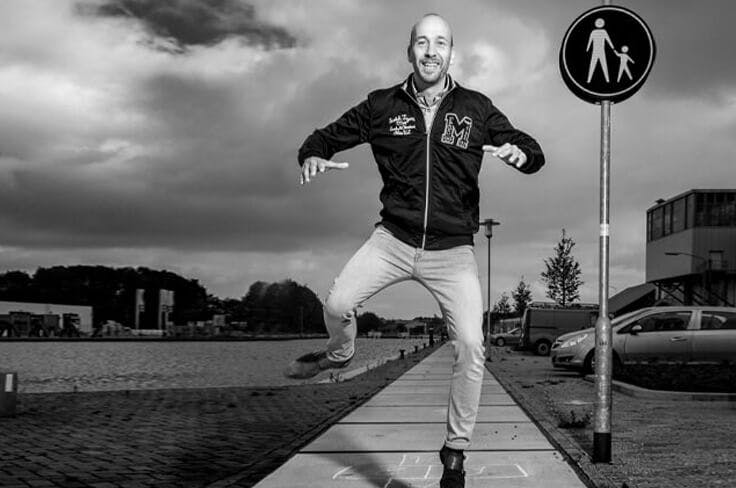 Mike van Holsteijn springt van blijdschap