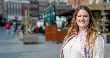 Medewerker Domeinoverstijgend Loket Carina van der Hoek in de binnenstad van Leeuwarden