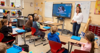 Mama Mascha geeft voedingsles op school