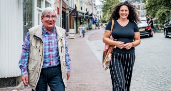 Ton en Andrea wandelen door de straten van Leeuwarden