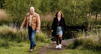 John en Samira wandelen in natuurgebied De Alde Feanen