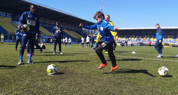 G-voetbalmiddag Cambuur verbindt, jongere speelt met bal