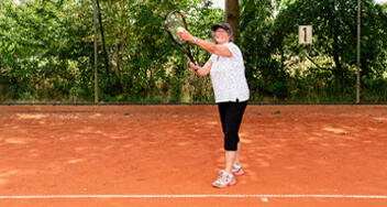Janneke van Yperen speelt tennis