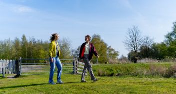 Sophie en Amarens wandelend in natuurgebied de Groene Ster
