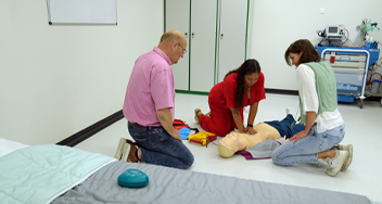 Shurnalisa Steensma leidt een reanimatie-oefening met een pop