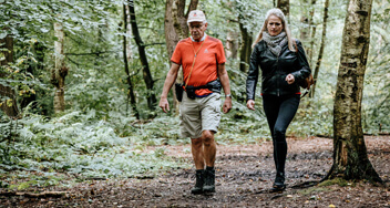 Rosanne en Tom wandelen door de natuur