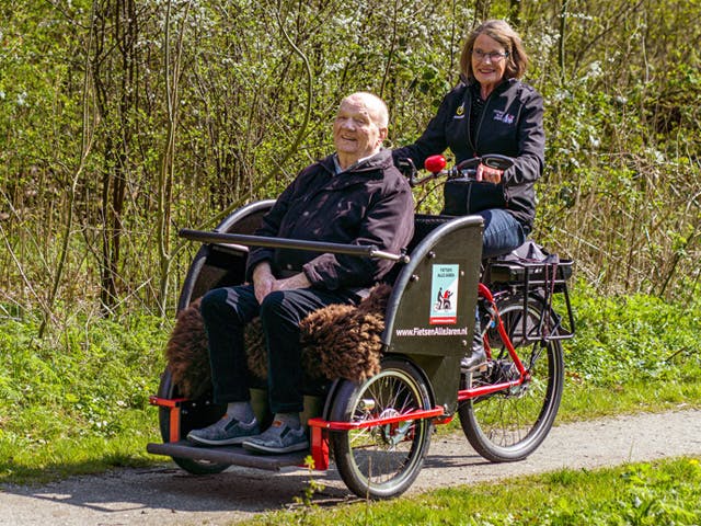 Lina Pol (72) wekelijks op pad met de riksja