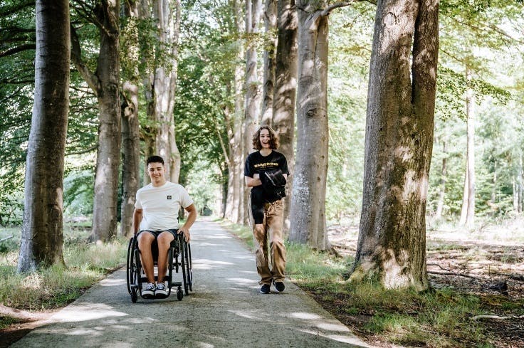Sylvan en Soraya wandelen é rollen door natuurgebied