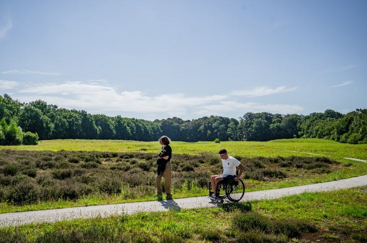 Sylvan en Soraya wandelen én rollen door natuurgebied 