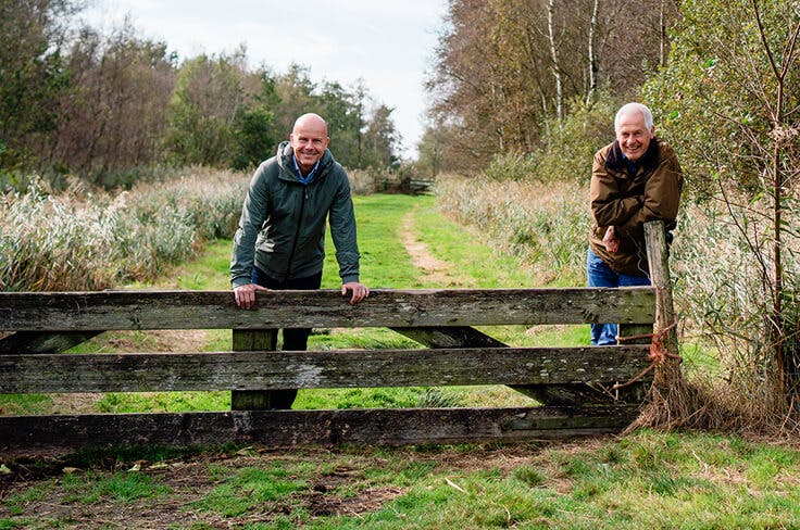 Cid Berger, directeur De Friesland en Henk De Vries, directeur van It Fryske Gea wandelen.
