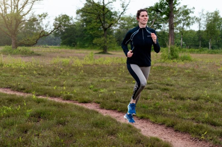 Else Lokhorst aan het hardlopen in de natuur