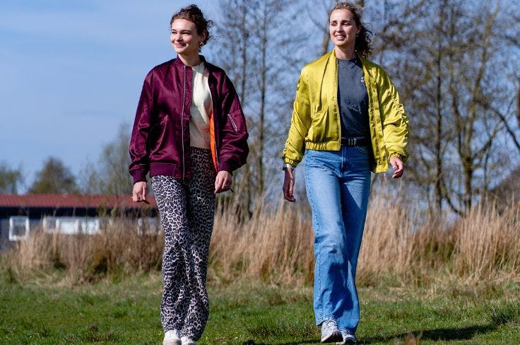 Sophie en Amarens wandelend in natuurgebied de Groene Ster