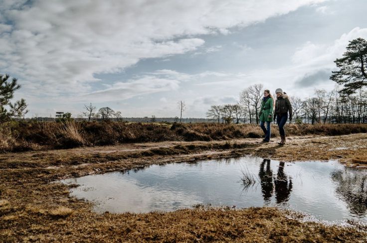 Janny en Lisette wandelen mindful over magische duinen.
