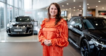 Maaike Praamstra in showroom van Friesland Lease