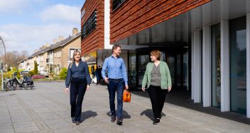 Frederik Heeres, Gea Brandsma, Annegré Bakker voor het gebouw
