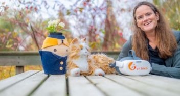 Ingrid Breuker met een aantal digitale hulpmiddelen