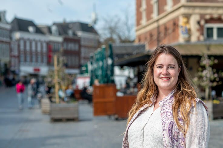 Carina van der Hoek in het centrum van Leeuwarden