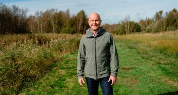 Cid Berger staat in een natuurlandschap