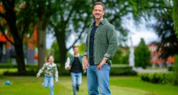 Jarno in de tuin met zijn kinderen die met een voetbal aan het spelen zijn