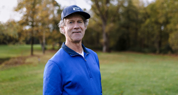 Appie Kamminga op het gras van de golfbaan