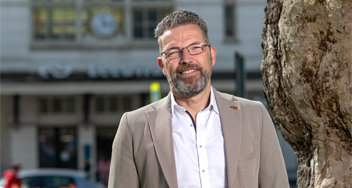 Keimpe Veenstra voor station Leeuwarden