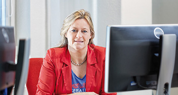 Bea de Jong op kantoor