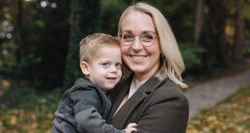 Lotte van Eeken houdt zoontje lachend vast