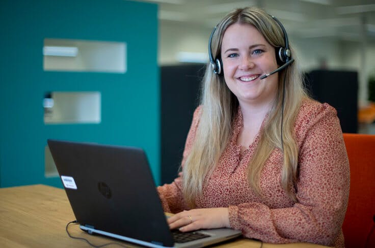 Carina van der Hoek achter de laptop