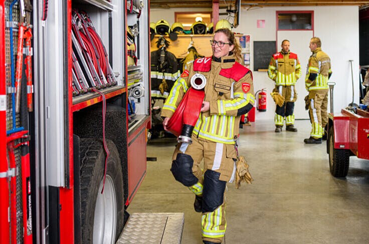 Hilda Bonekamp-Dolstra bij de brandweer