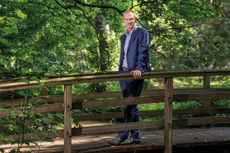 Hanno Pijl poseert in brug in bos