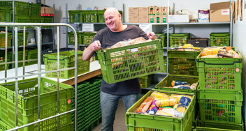 Marcel Bourgonjen aan het werk bij de Voedselbank 