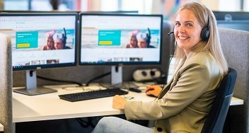 Medewerker De Friesland achter bureau