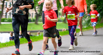 Kinderen rennen in het park. Op de foto staat: Vincent Riemersma / LOOP Leeuwarden