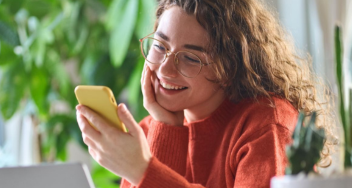 dame met mobiele telefoon glimlacht